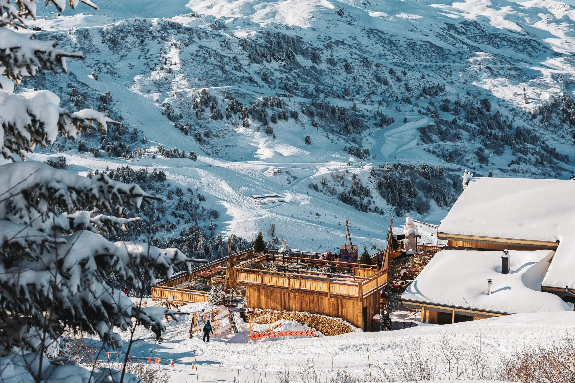Le chalet de Tipi et ses voisins sous la neige, au milieu des pistes.