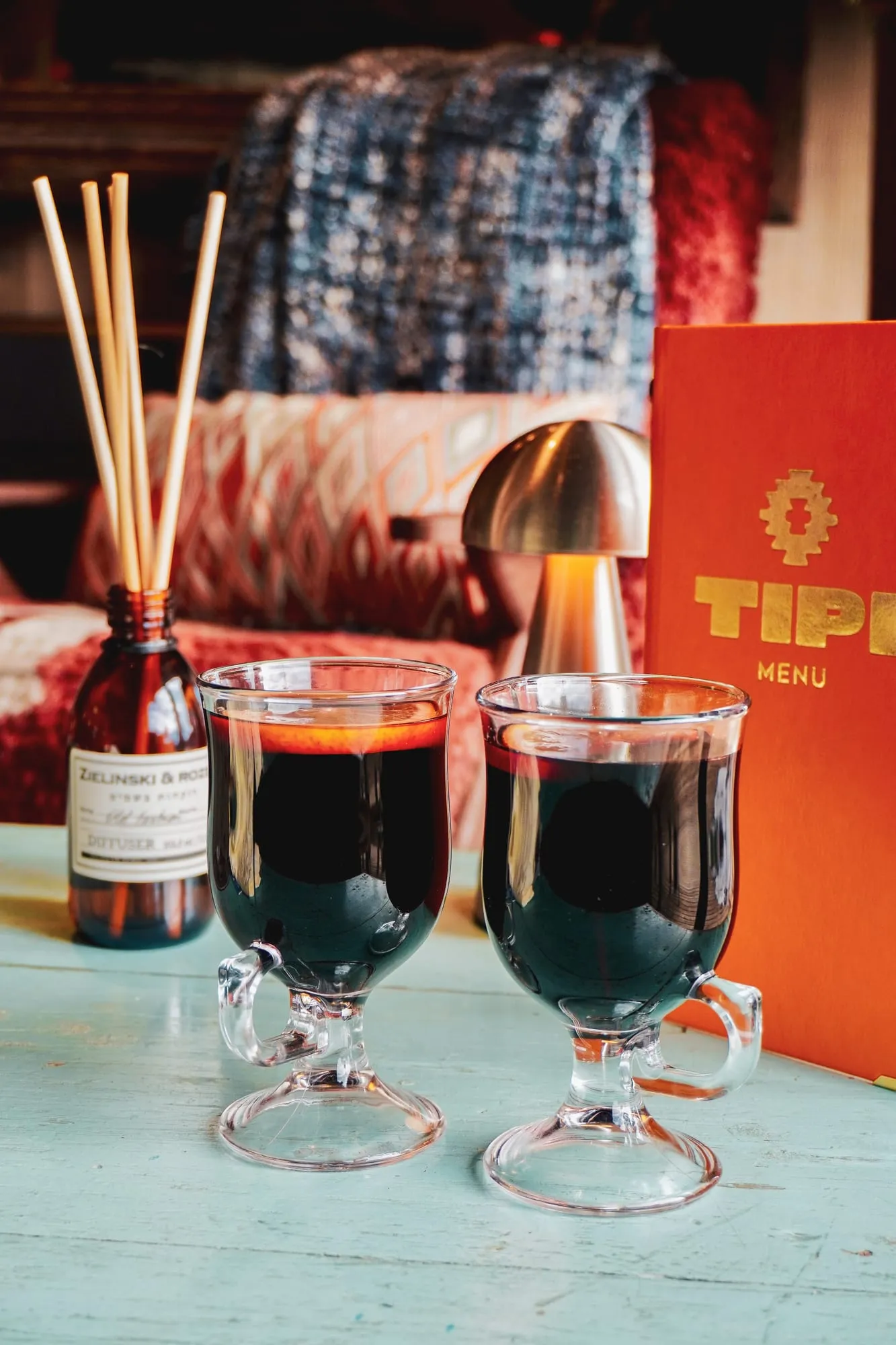 Deux vins chauds et la carte de Tipi posés sur une table.